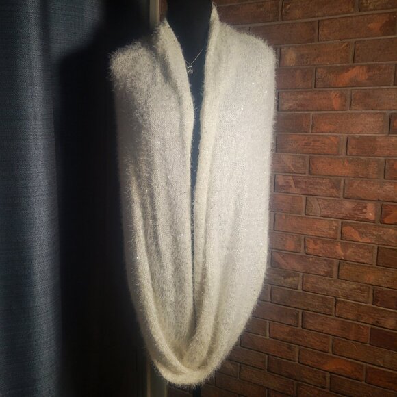 Infinity Scarf White Fuzzy/Fluffy Ultra-Soft with Sequins - Picture 4 of 7